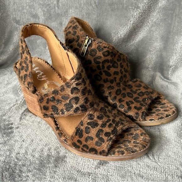 Very G Leopard Wedge Sandals‎ Womens Size 6.5 Brown Faux Fur Open Toe Shoes - Picture 1 of 10